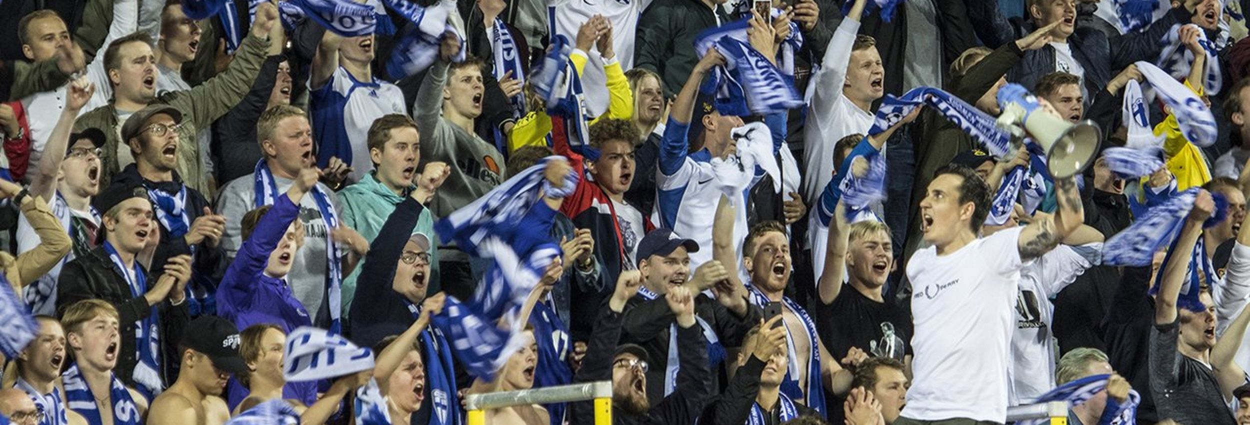 5.9.2019 Suomi - Kreikka EM-karsintaottelusta Ratinan Stadionilta Tampereelta. Capo kannustaa kuvassa katsomoa huutoon. Suomi voitti ottelun 1-0.