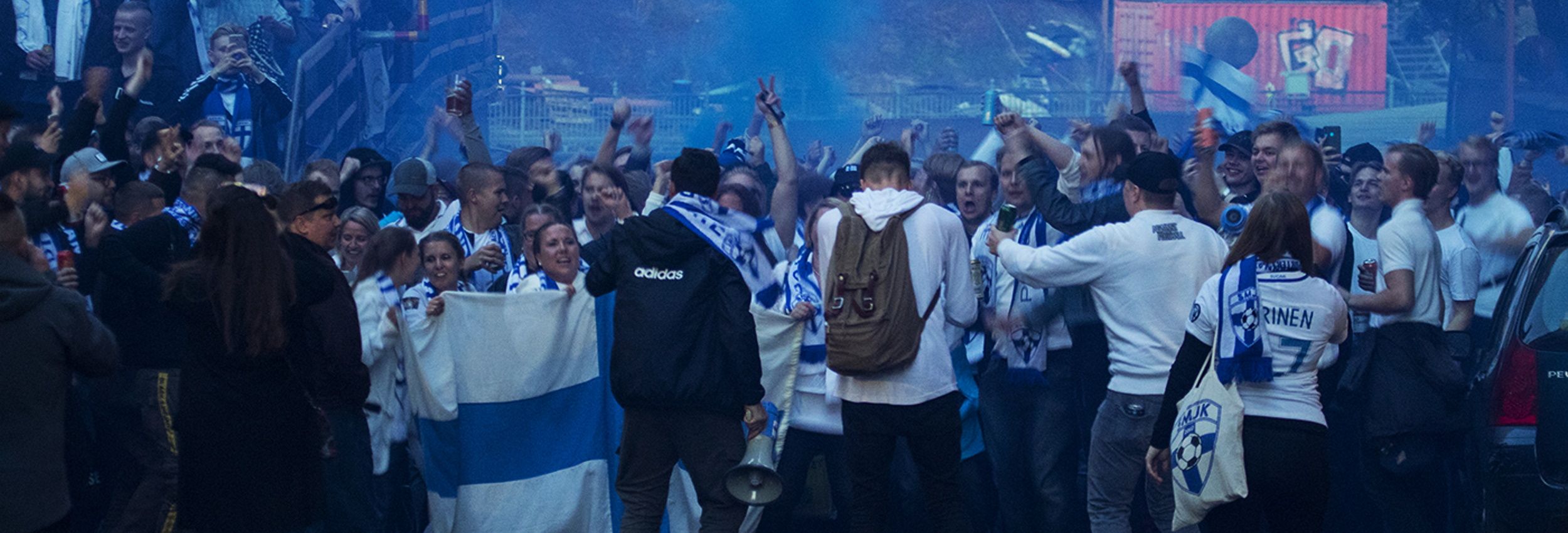 5.9.2019 Suomi - Kreikka EM-karsintaottelusta Ratinan Stadionilta Tampereelta. Pohjoiskaarre on lähtenyt marssille Keskustorilta kohti Ratinan Stadionia. Tunnelma on korkealla. Ottelu päättyi 1-0.